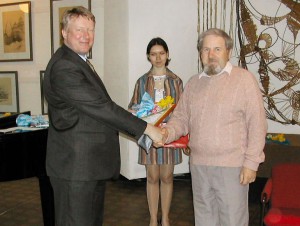 Член жюри В.Харкевич вручает награду И.Соловьеву.