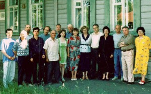 Члены клуба у своей резиденции по ул. Рокоссовского,31. 2000 г.