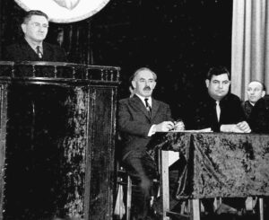 А. Маневич (в центре) на встрече в ДК станкозавода с рабочими и жителями Новозыбкова. Выступает А. Эпштейн, справа директор НСЗ Г.Тагиев. 1972 г.
