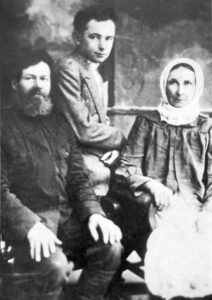 Илья Швец с дедушкой и бабушкой.