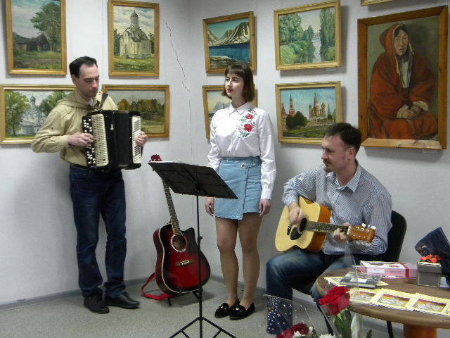 В. Кухаришин (справа) выступает со своей музыкальной группой. Новозыбков, галерея "МН", 2018 г.