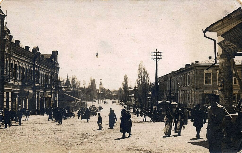 Улица Чугуновская. На дальнем плане дом И. Шведова и Вонифатьевская (слева) церковь.