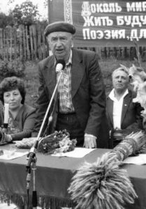 Илья Швец выступает перед земляками на праздновании своего 70-летия. Белый Колодец, 1987 г. Фото С. Непши.