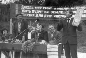 Земляки приветствуют И.А. Швеца на юбилей поэта. Село Белый Колодец, 1987 г. Фото С. Непши.