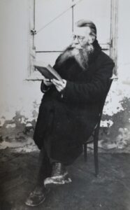 Ф.Е. Мельников с книгой. Фото 2-й половины ХХ в.