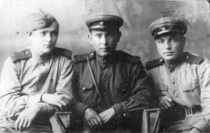 Г. Писаревский (крайний слева) с однополчанами. 1940-е гг.