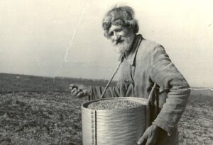 Крестьянин, сеющий хлеб. Фотография 19-го в.